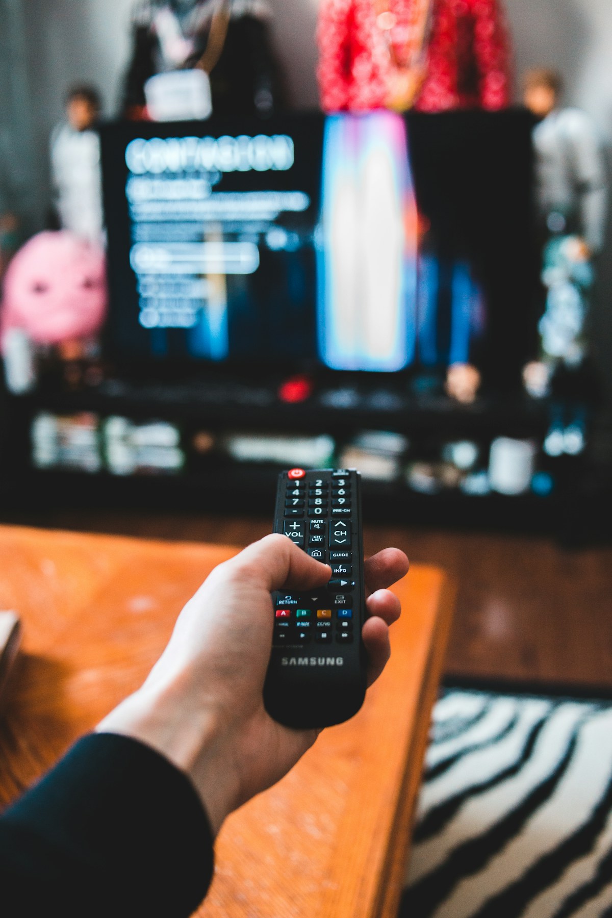 Mando a distancia frente a televisión para probar IPTV España