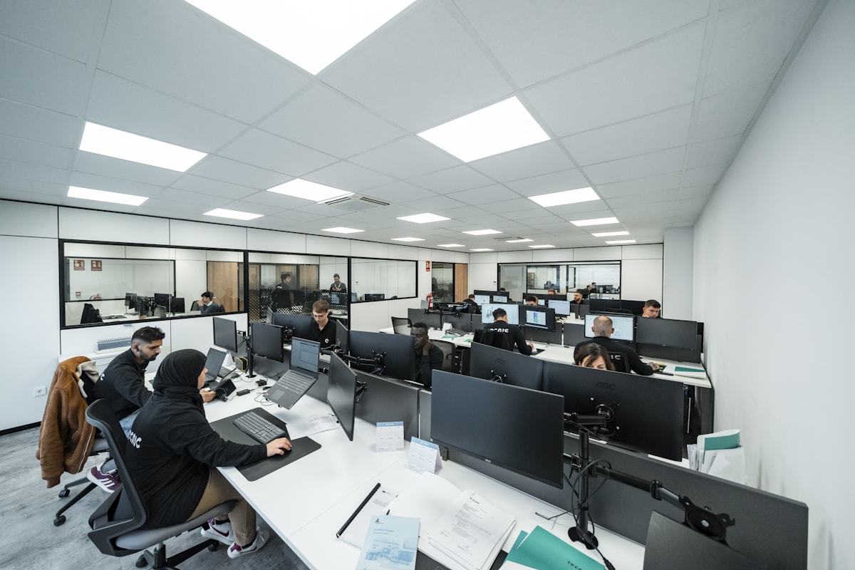 Equipo de soporte trabajando en ordenadores para clientes de IPTV España